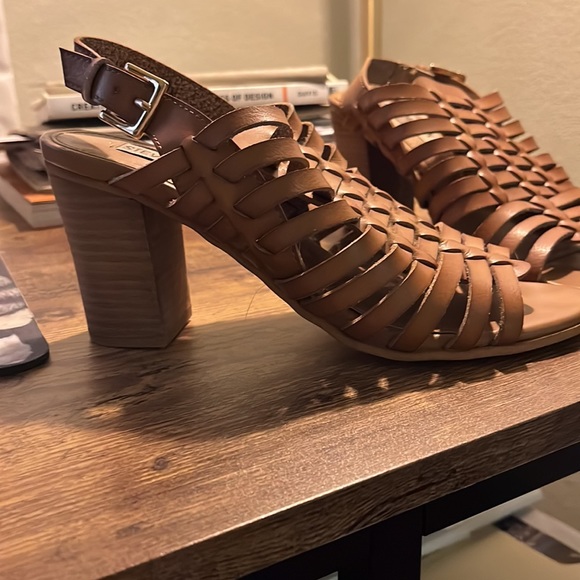 Steve Madden Summer Tan Slingback Heels Sandals (Faux Leather) - Picture 3 of 5